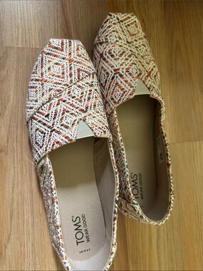 Toms Women's Slip-On Flats in Cream and Orange Geometric Weave